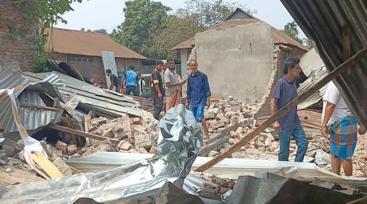 কুমিল্লায় দেয়াল ধ্বসে হোটেল ক্যাশিয়ারের মৃত্যু